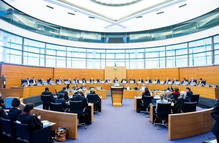 Image: meeting in a hall (s. Small island states, climate change)
