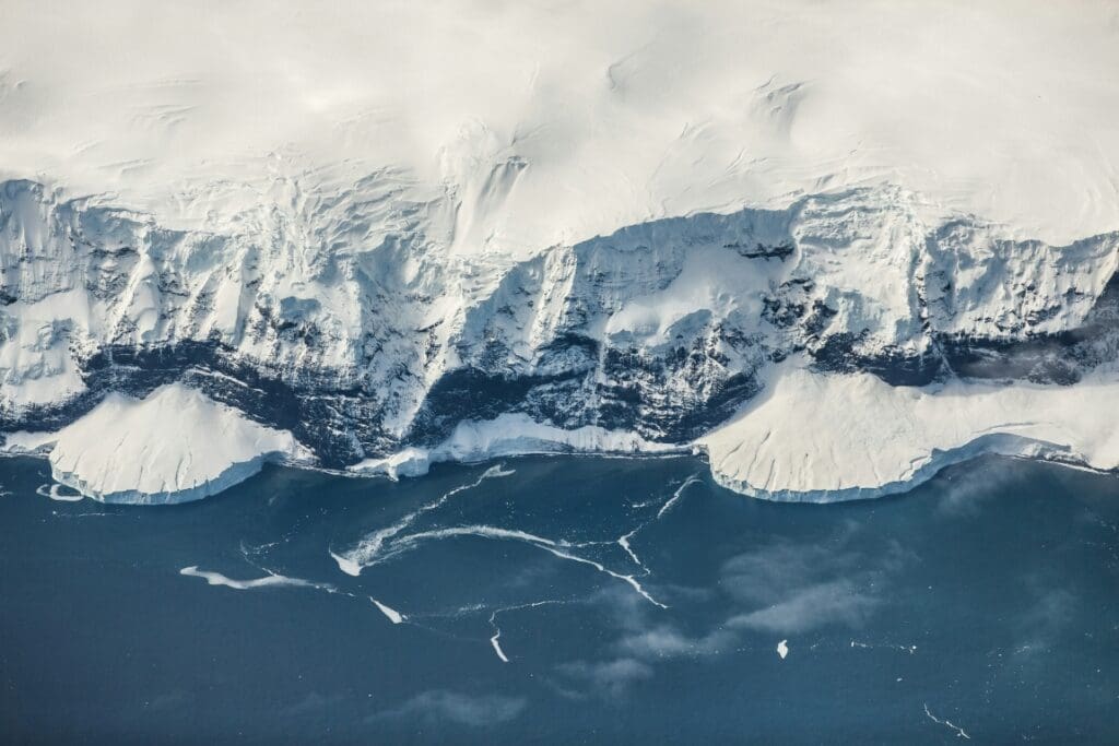 Image: aerial view of a small island off the coast of Antarctica (s. tipping points, climate change)
