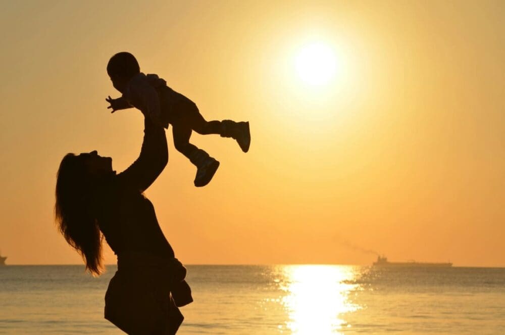 Image: woman playing with a kid in a sunny day (s. Lifestyle Test app)