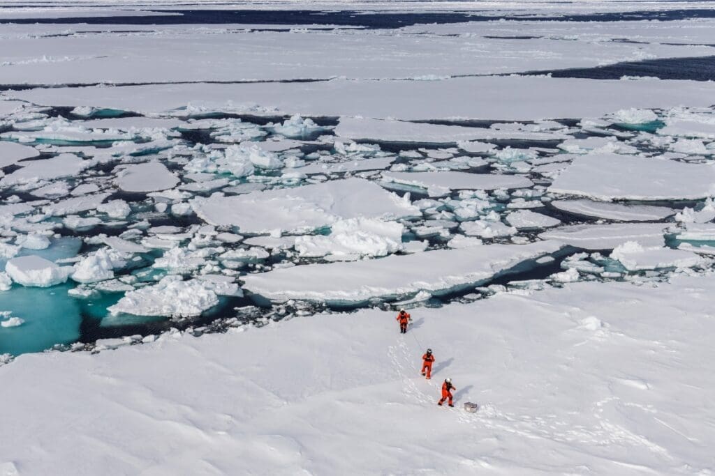 25 years of the deep-sea observatory AWI-HAUSGARTEN 20210614 Algae sampling Ice floe MarioHoppmann 002 res