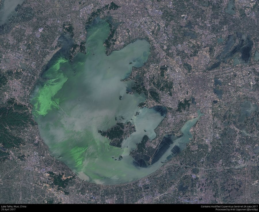 Satellite image: China’s Lake Taihu (s. science, climate, world lakes)