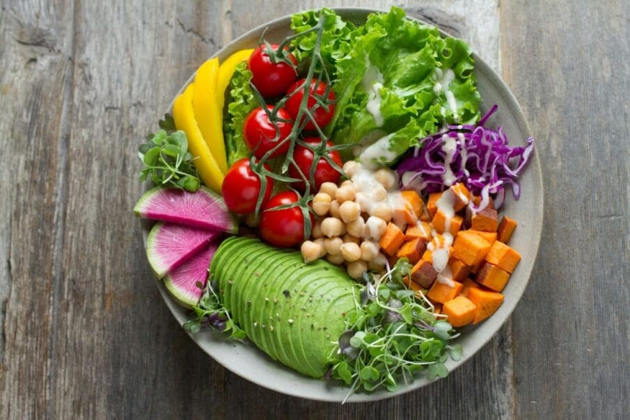 Image: Vegan salad bowl (food, myths, climate)