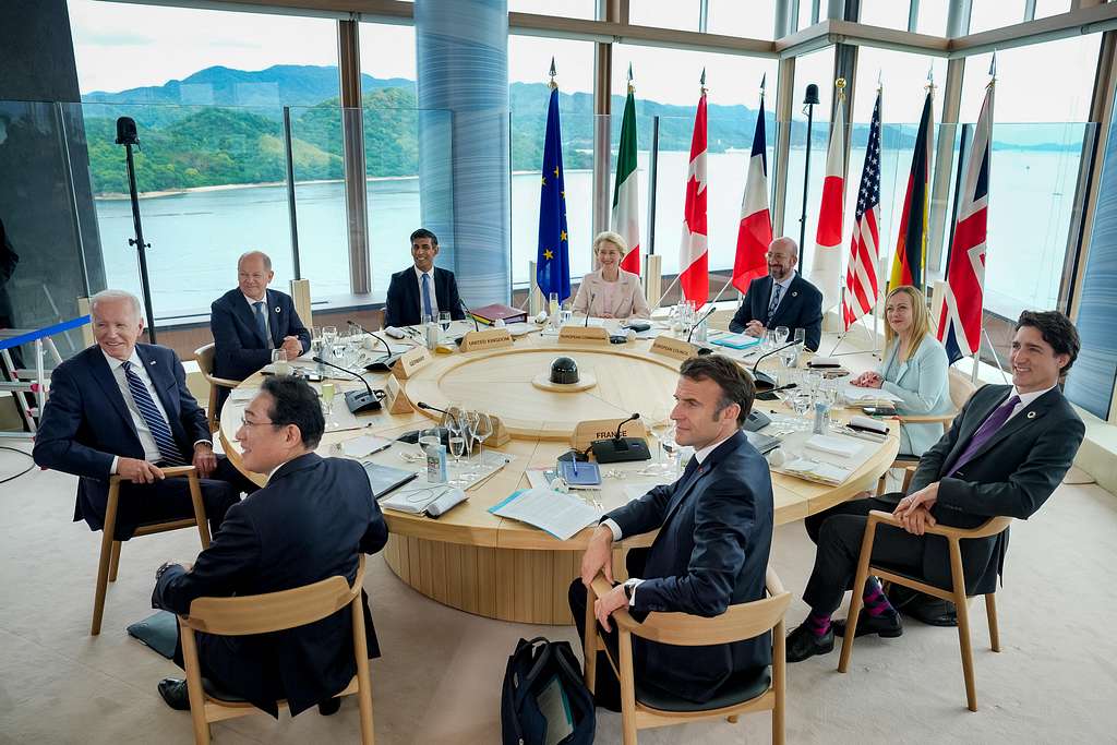 Image: leader G7 at a table