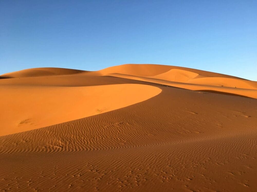 Image: brown desert under blue sky (s. Sahara)