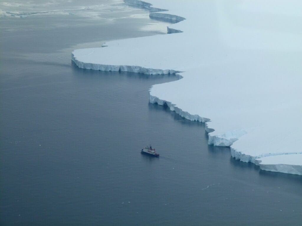 BAS scientists lead polar search at key international conference FS Polarstern in der inneren Pine Island-Bucht (s. climate, Antarctica, science, BAS)