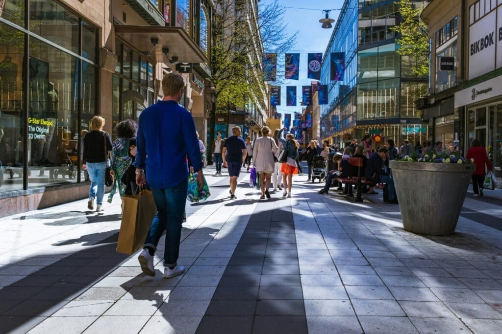 Walking our way towards more sustainable cities Image: people walking in a city (s. sustainable cities)