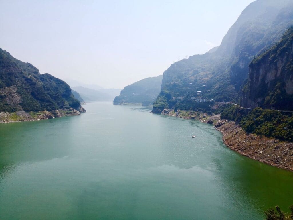 Image: In August 2022, part of the river bank at the Three Gorges Reservoir was exposed as the water level dropped due to insufficient rainfal (s. Three Gorges Region)