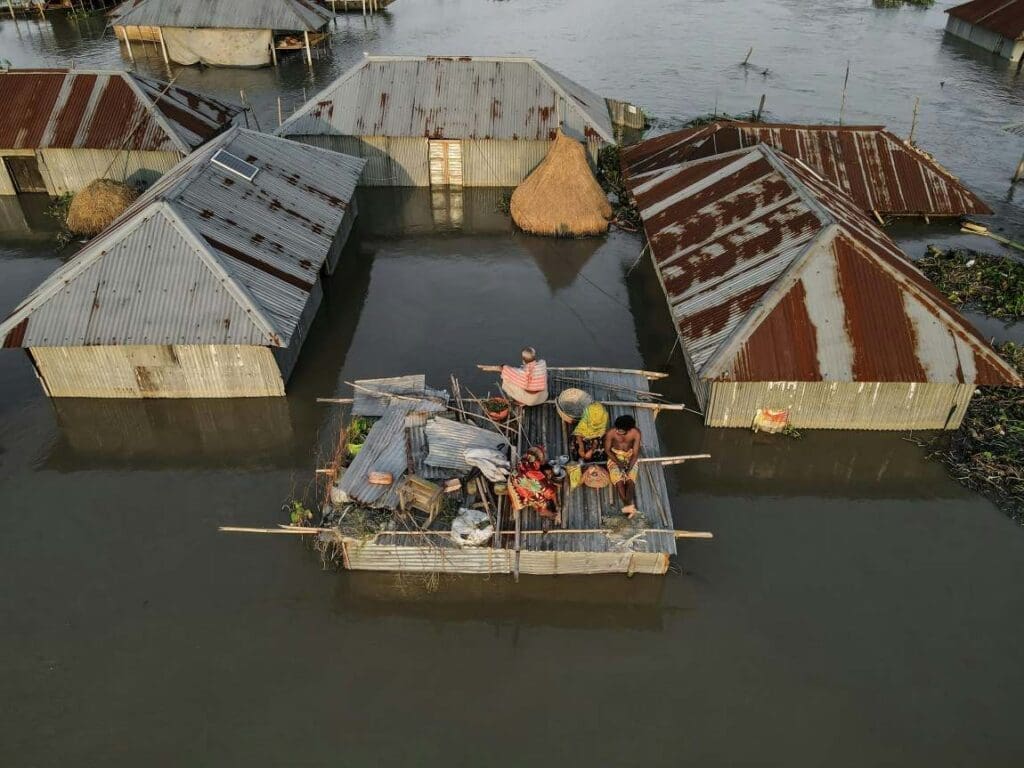 Image: Houses in water after flood (s. climate change, collective dissociation, disasters)