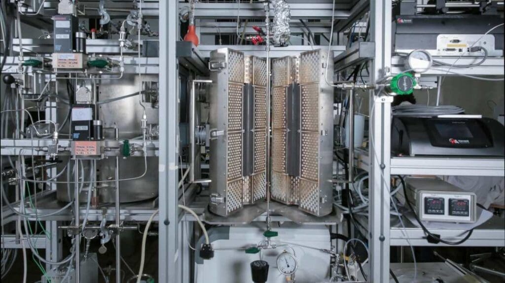 The reaction setup used to transform carbon dioxide with precisely layered catalysts