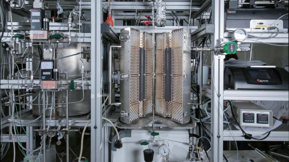 The reaction setup used to transform carbon dioxide with precisely layered catalysts