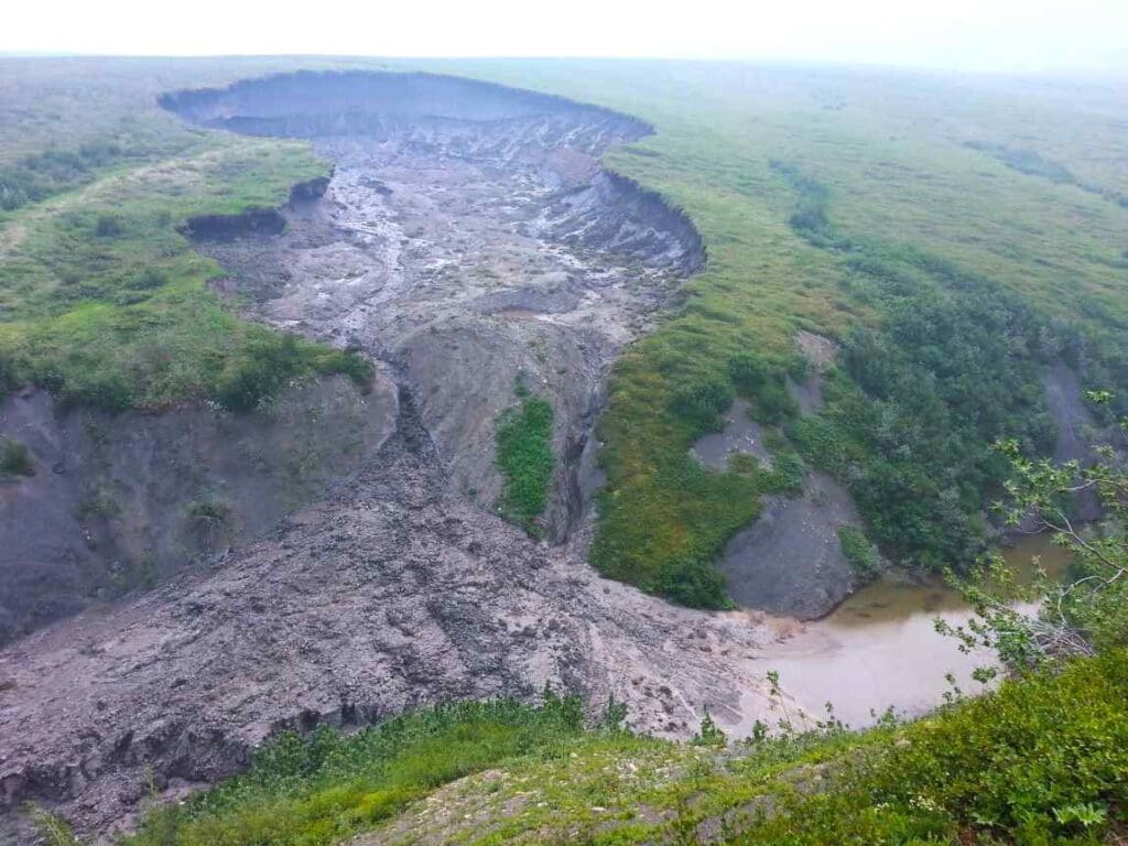 Rising temperatures accelerate CO2 release from rocks in Arctic Canada, study finds Image: Thaw slump on the Peel Plateau