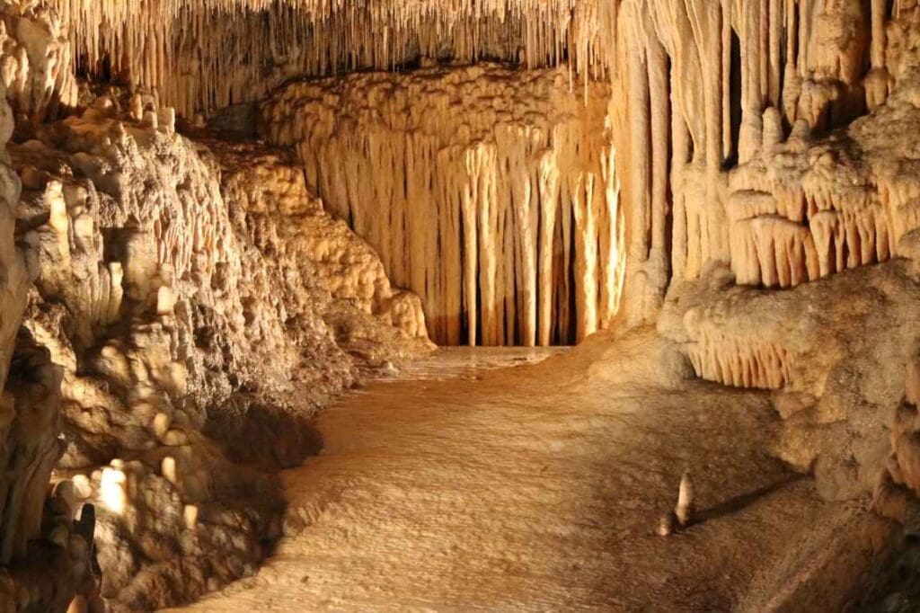 Image: Cave, Limestone cave, Stalactites