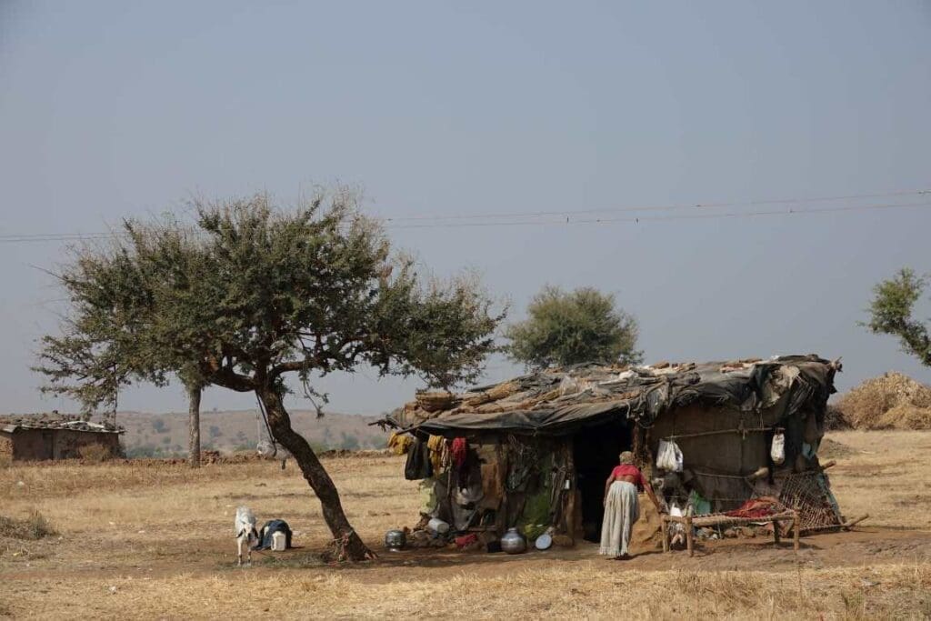 World's richest 10% caused two thirds of global warming: study Image: Wooden house of poor people (s. climate, global warming, rich, wealth)