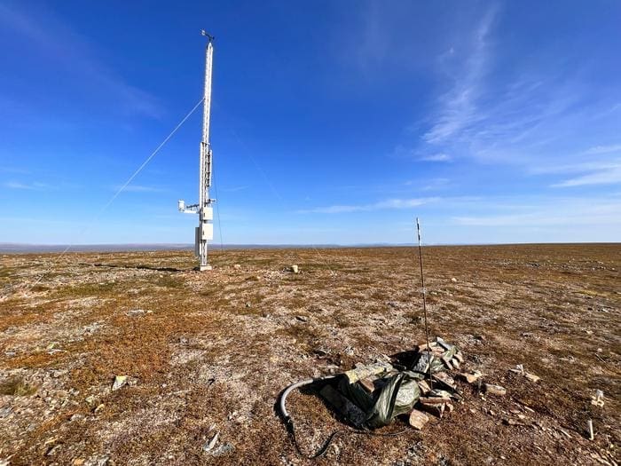 Image: The COAT weather station at Reinhaugen/Boazoaivi – located 470 meters above sea level – with very sparse vegetation deep within the low-Arctic tundra on the Varanger Peninsula 
