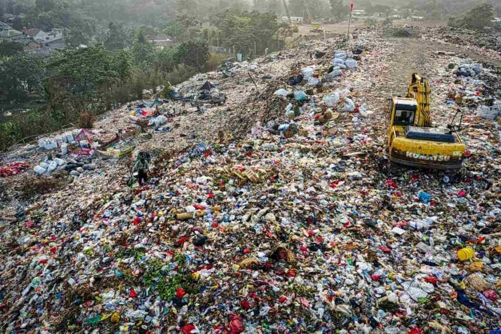 Most climate plans ignore plastics Image: Landfill (s. plastics, climate action plans)