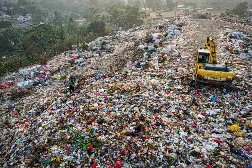 Image: Landfill (s. plastics, climate action plans)