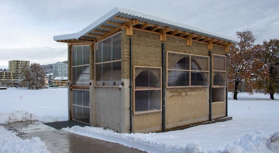 Image: A building made with earth and timber in the spirit of the circular economy (s. sustainable construction, digital ecosystem) 