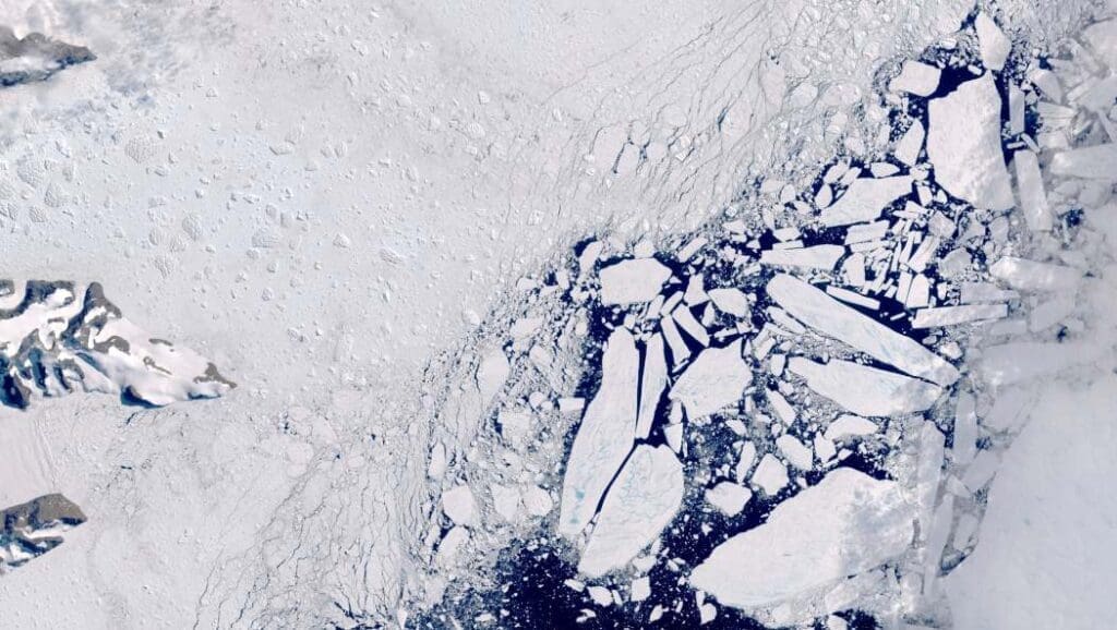 This image, acquired by one of the Copernicus Sentinel-2 satellites on 28 January, shows the sea ice after it broke away - Antarctic Peninsula (s. climate, global warming)