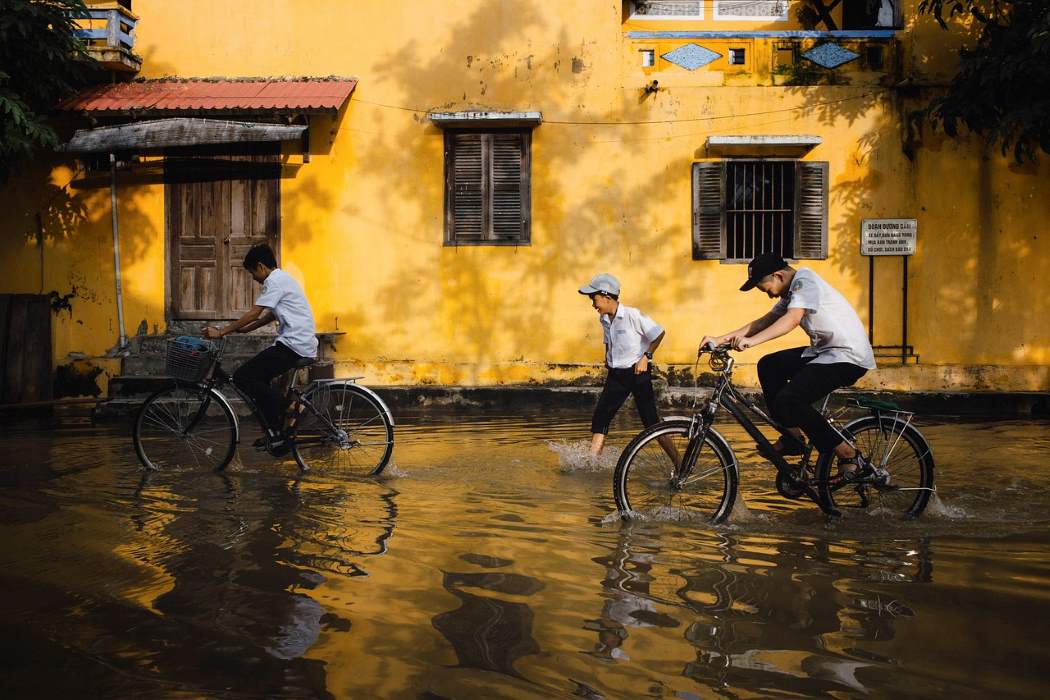 Image: Children, Bicycles, Flood (s. climate change, school, children, cyclones)