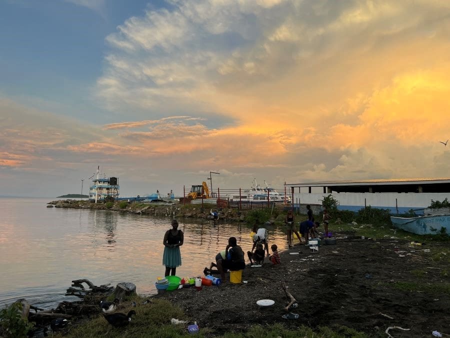 People use the water of Lake Victoria’s Winam Gulf to bathe, wash dishes and wash clothes. A team of researchers from North America and Kenya recently completed a genetic survey of cyanobacteria in the lake, which will help local officials track potentially dangerous cyanobacterial harmful algal blooms