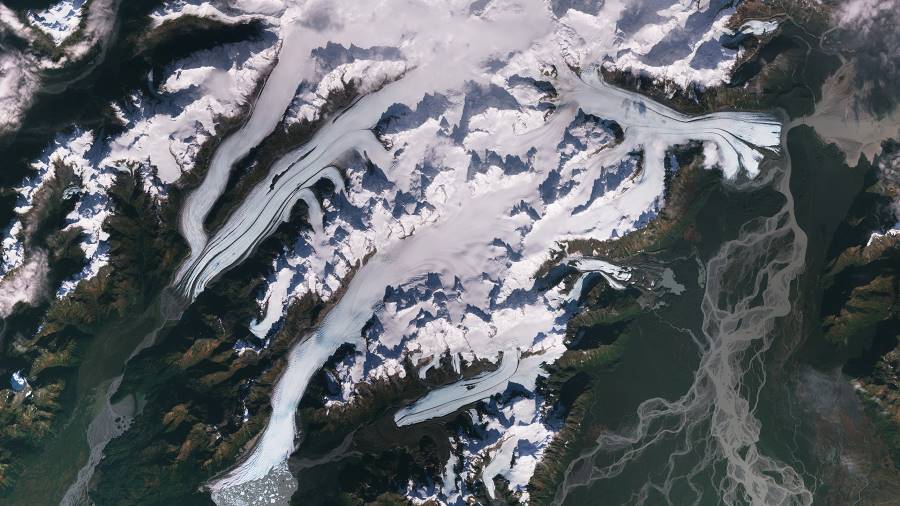 Satellite image: Glaciers in the Chugach Mountains of Alaska (s. science, climate)