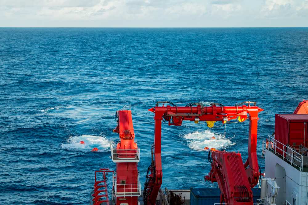 Image: The airgun bundles towed behind the SONNE generate short, strong sound pulses that penetrate the sea floor and are reflected by geological layers. Seismometers on the sea floor record these signals in order to analyze the structure of the subsurface