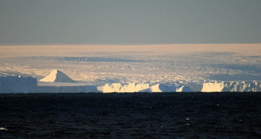 Image: Icebergs stuck off the coast of Antarctica (s. climate, science)