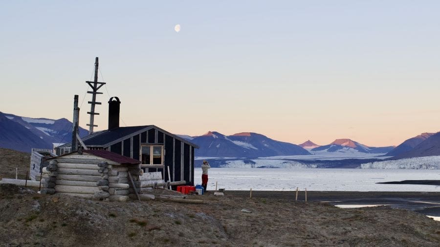 Image: Cabin on Svalbard (s. Arctic, glaciers, climate)