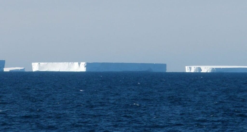 Image: Large icebergs near Antarctica (s. climate, science)