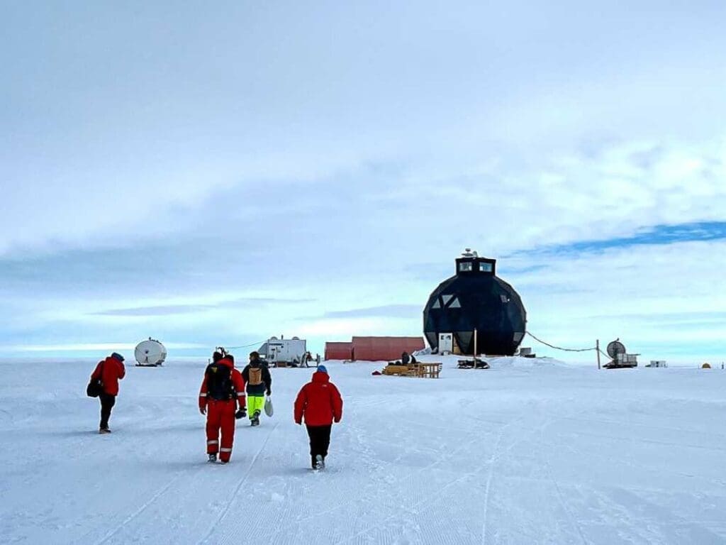 Greenland ice streams move through continuous ice microquakes Image: The researchers’ camp on the North East Greenland Ice Stream (NEGIS)
