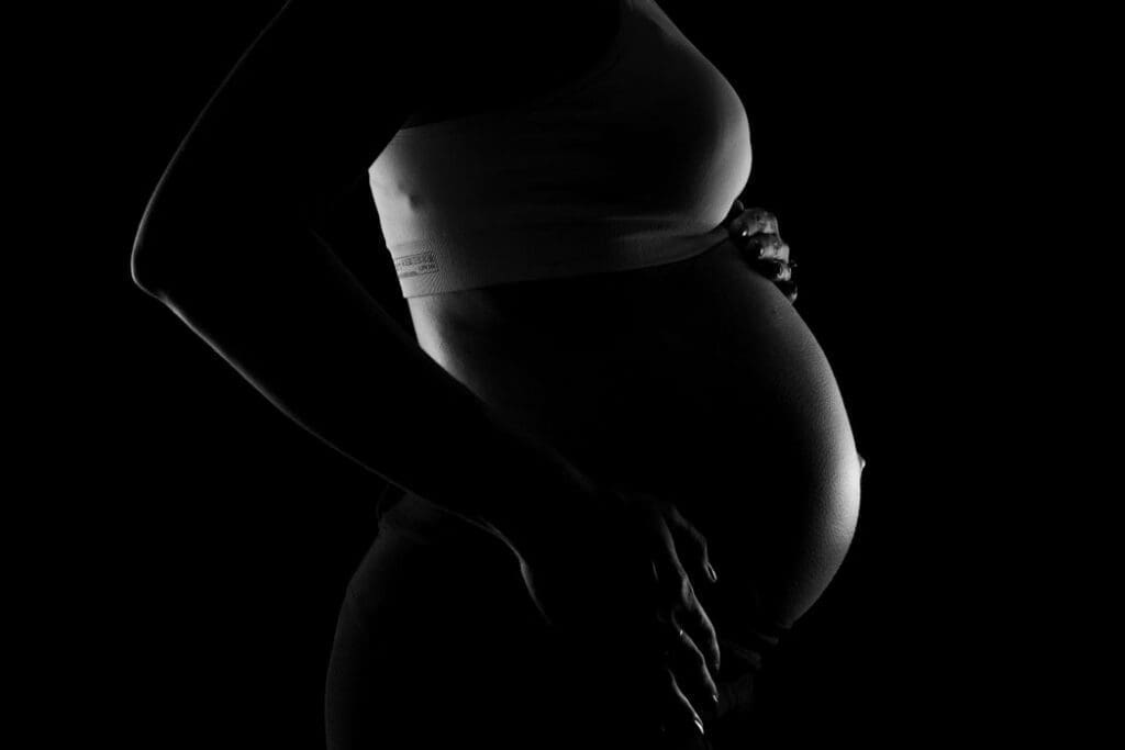Climate change and air pollution linked to prolonged pregnancy Gray scale Photo of a Pregnant Woman (s.climate, pollution, pregnancy)