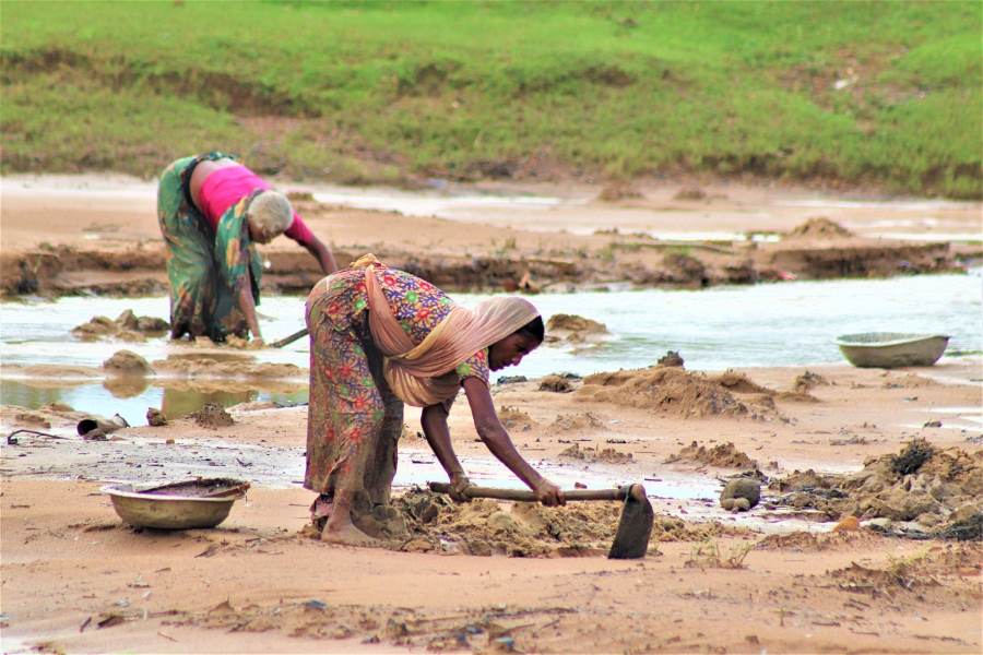 Gender equality as a cornerstone of climate resilience Image: Women working (s. climate resilience, gender equality)
