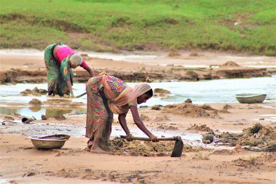 Image: Women working (s. climate resilience, gender equality)