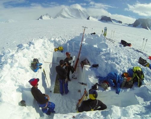 Image: Digging the snow pit  (s. science, climate)