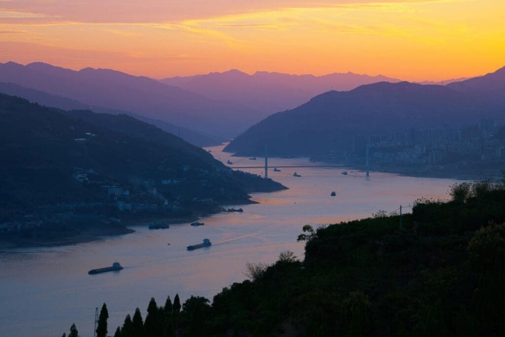 Future shifts in Yangtze wetlands: climate and urbanization impacts on habitat quality Image: The Ziyang City viewing point on the hillside next to the White Emperor City in Fengjie offers a distant view of the Fengjie city area and the Kuimen Bridge upstream of the Yangtze River, and it is also a great spot to appreciate the sunset