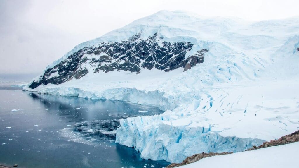 Image: Antarctic Iceberg and Snowy Landscape (s. research, climate, science)