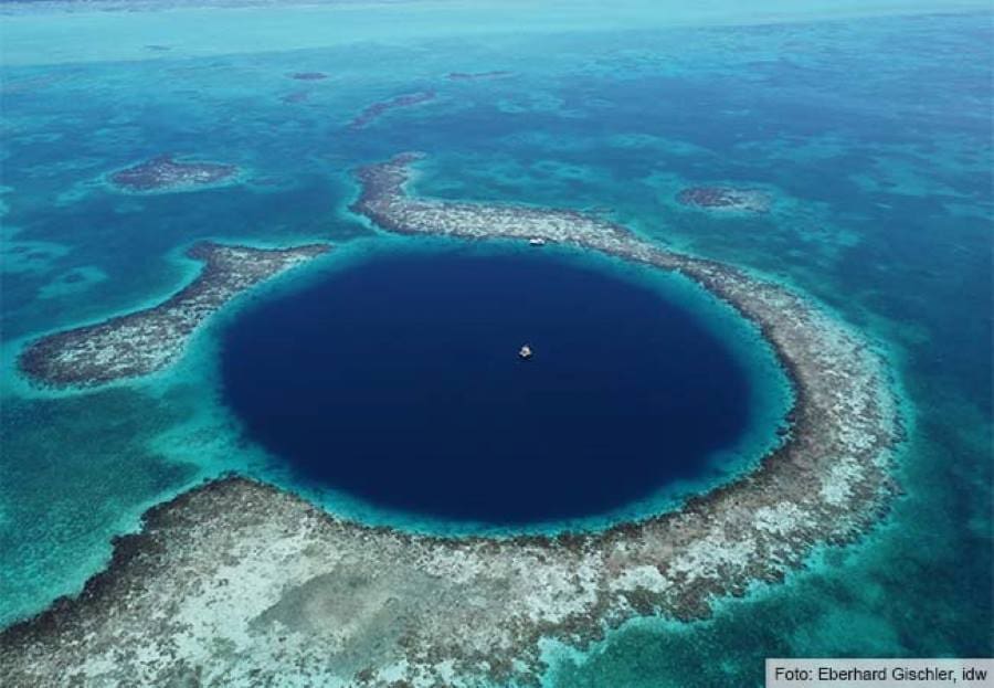 Image: Drilling platform at 'Great Blue Hole' (s. science, climate)