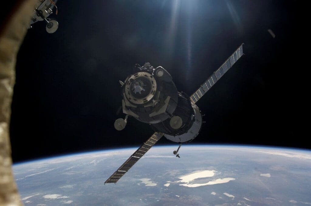 Satellite tracking of fossil fuel CO₂ emissions with NO₂ data Image: International space station (s. climate)