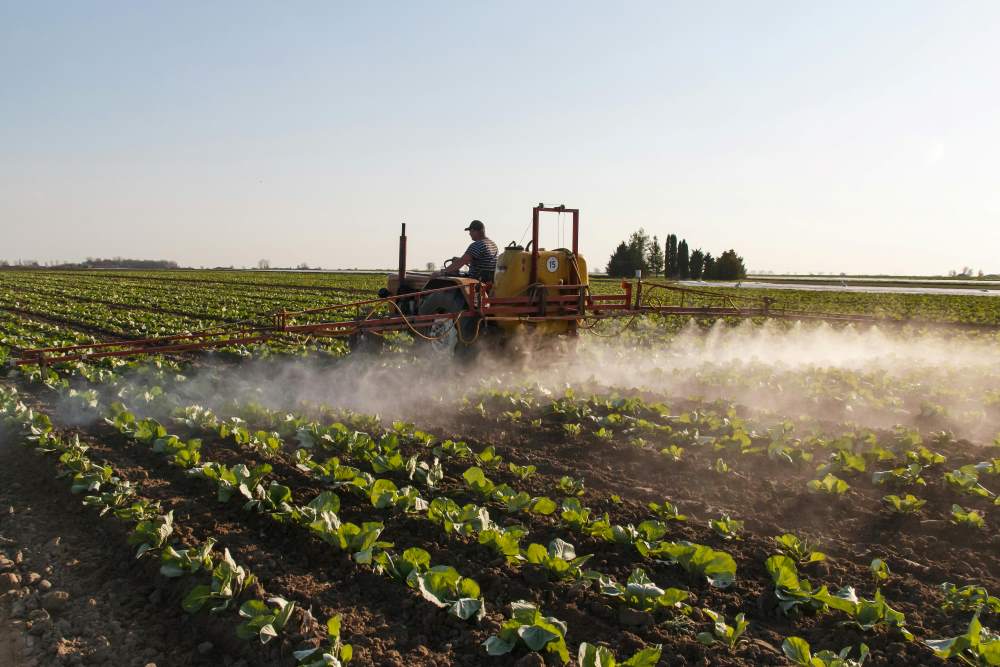 Danish group calls for national pesticide ban near drinking water wells Image: Traktor spraying pesticides (s. water wells, pollution, health)