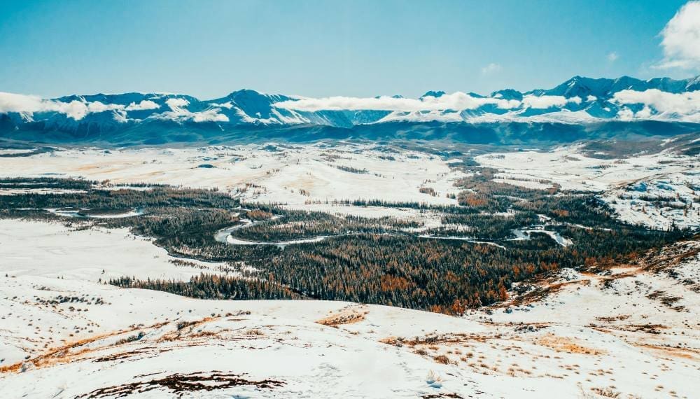 Image: Snow covered mountains under the blue sky, Siberia (s. climate change)