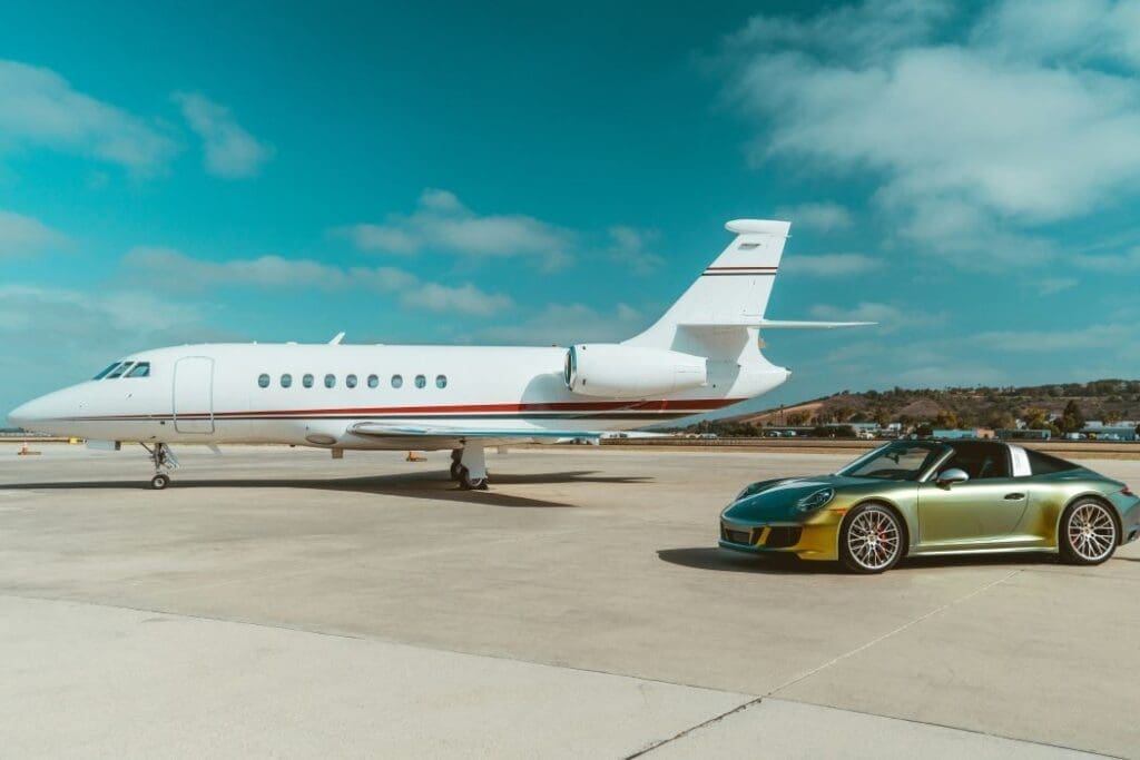 Image: Private Jet, Car (s. rich, wealthy, carbon emissions)