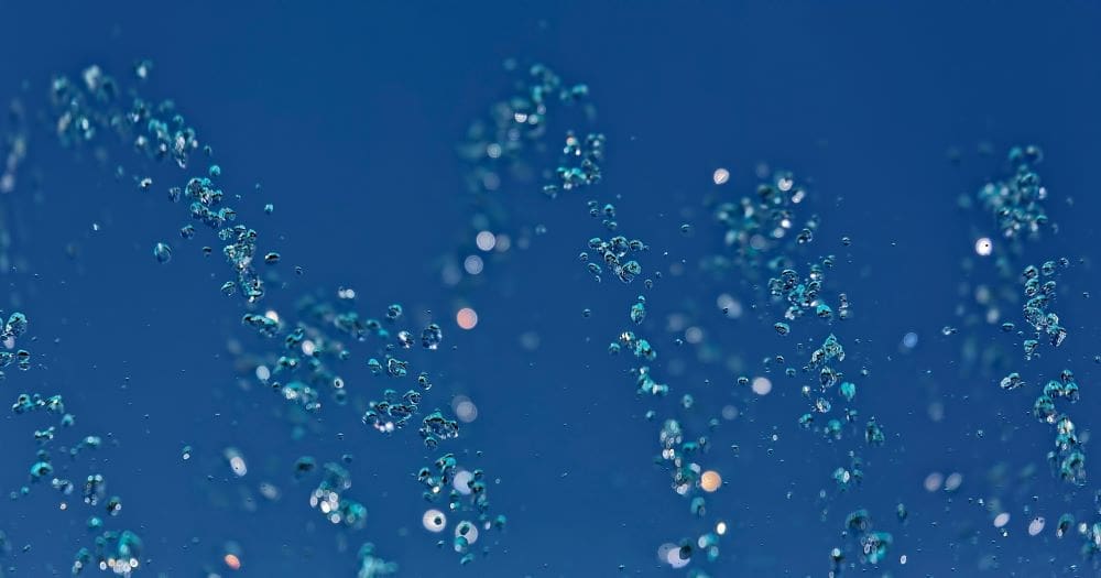 Salinity barrier limits the spread of harmful bacteria on microplastics from rivers to the sea Image: Dancing drops (s. microplastics, bacteria, salinity)