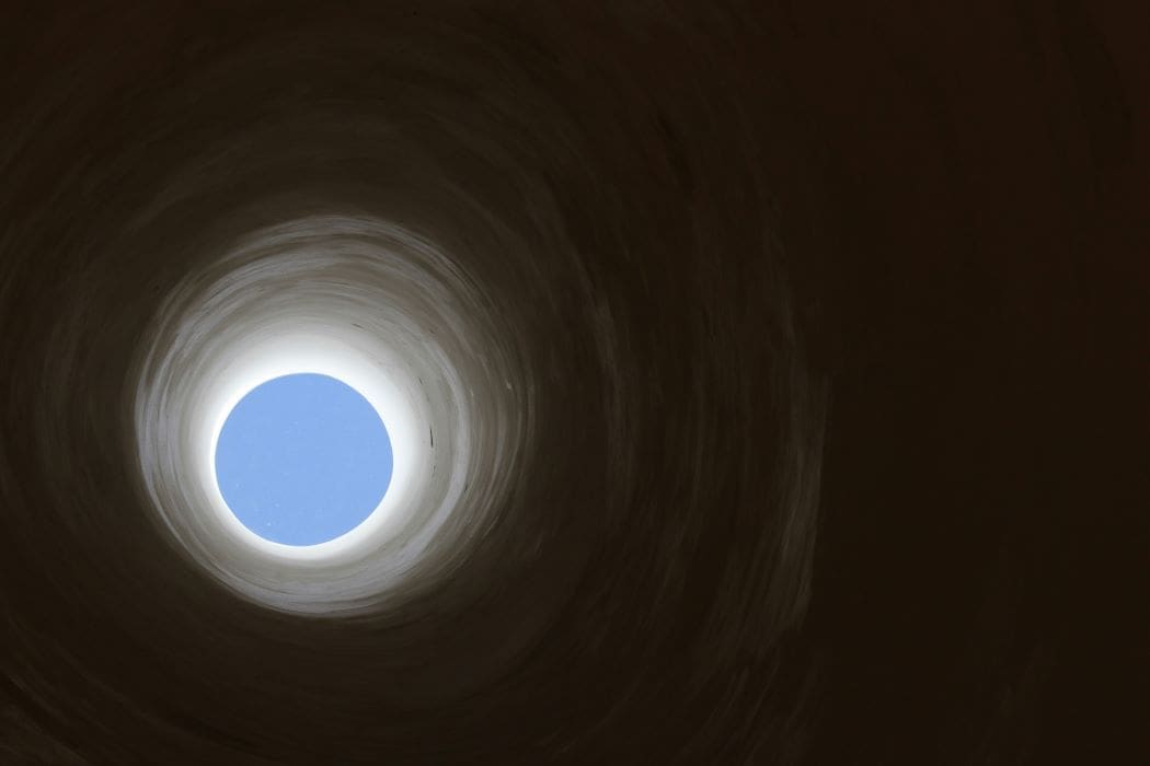 Image: dark white tunnel (s. underground)