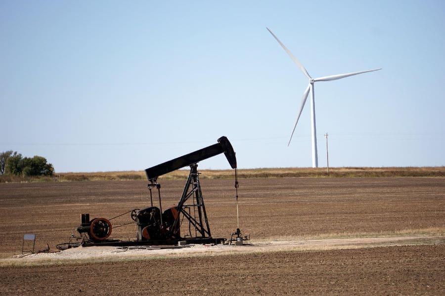 Image: Wind turbines and an oil pumpjack  (s. science, climate, Muser)