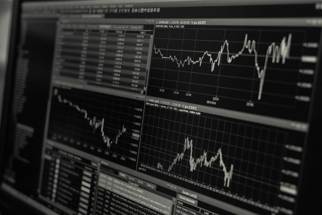 Global stocks mostly lower as tariff fears rattle markets Image: Stock, Trading, Monitor