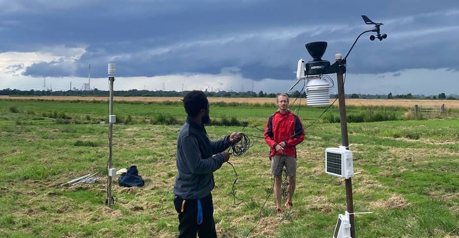 Image: Installation of weather station (s. science, climate, Muser)