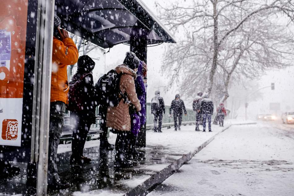 Image: People in Winter Clothes Standing on a Waiting Shed  (s. science, climate, Muser)