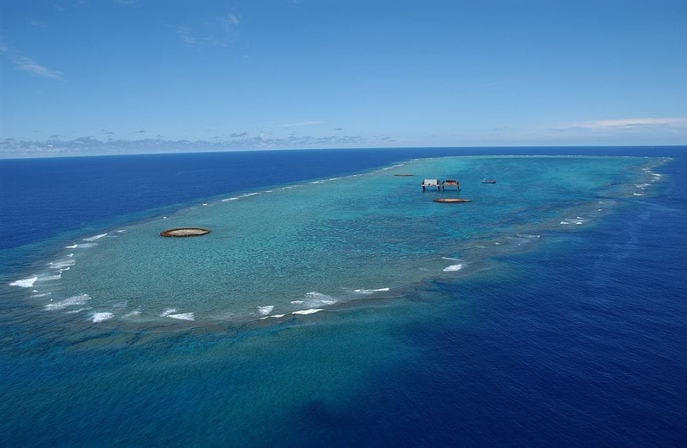 Japan says China conducted research near Pacific atoll Image: Aerial view of Okinotorishima, Japan (12 June 2007) (s. China, international law, atoll)