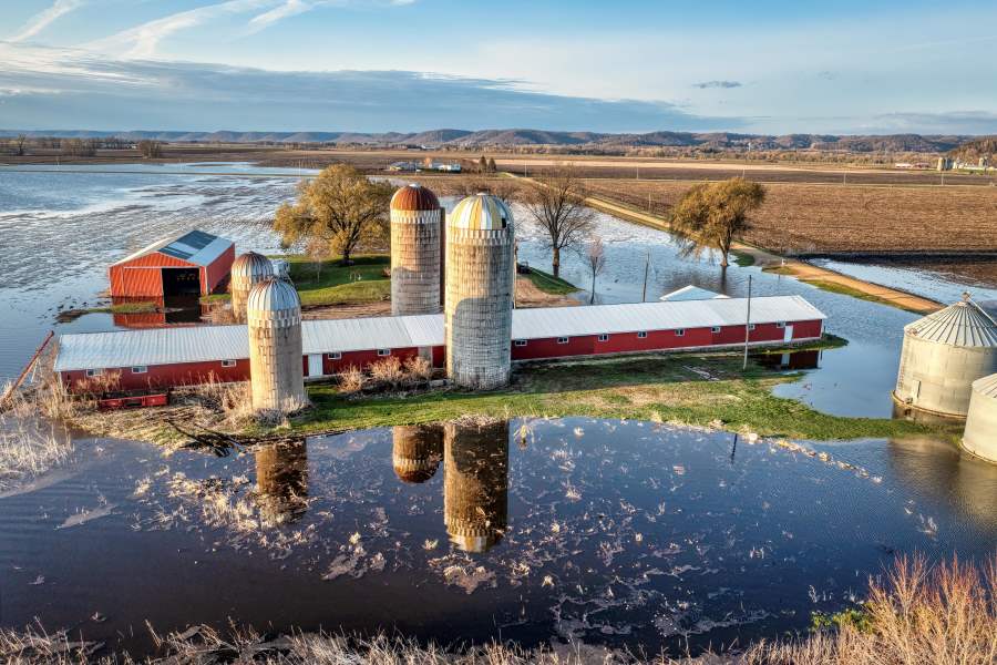 Coastal farmers face rising seas: New global model maps adapt-or-migrate choices Image: Long barn and farm building flooded (s. sea levels rise, climate change, salinity)