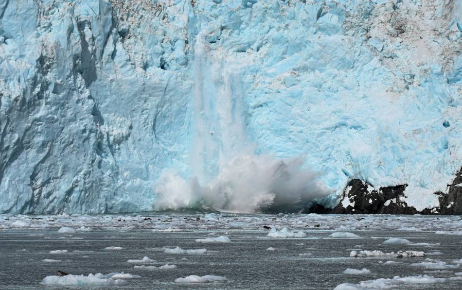Image: Block of ice falling down into the sea (s. sea level rise, climate change)
